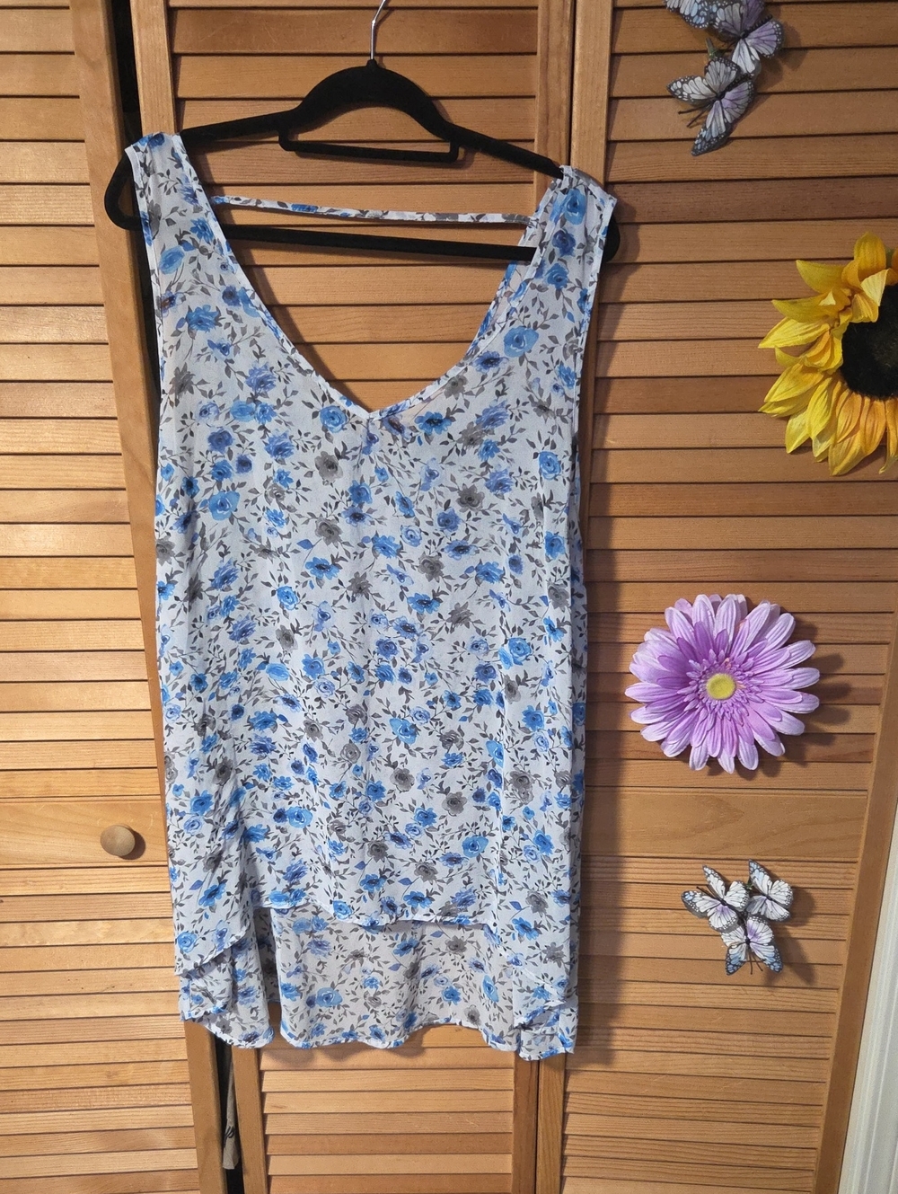 Torrid Vintage 2015 Gorgeous  White and Blue Floral V-Neck Tank